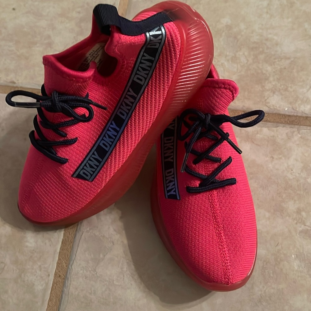 DKNY SNEAKERS Women’s 6.5
Youth 4